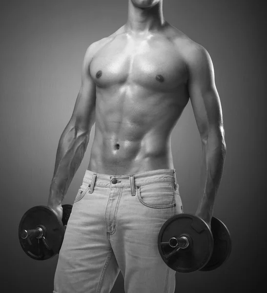 Hombre en forma posando con pesas —  Fotos de Stock