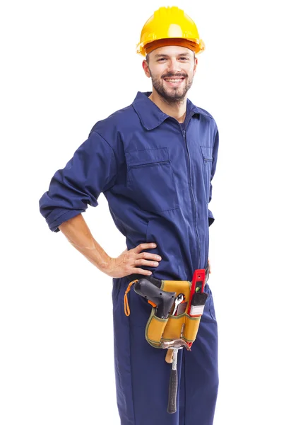 Trabajador con cinturón de herramientas de pie sonriendo — Foto de Stock