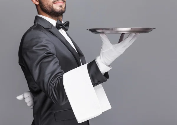 Butler hält Silbertablett in der Hand — Stockfoto