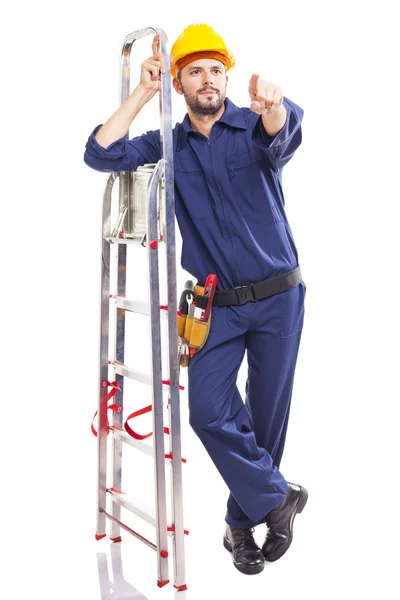 Trabajador de pie señalando con escalera de aluminio —  Fotos de Stock