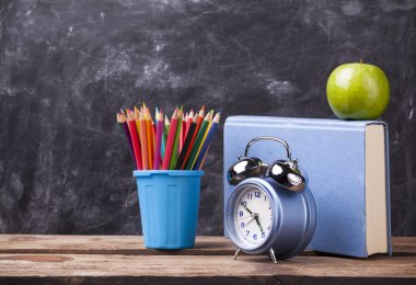 Okul kitap ile kara tahta üzerinde sağlar.