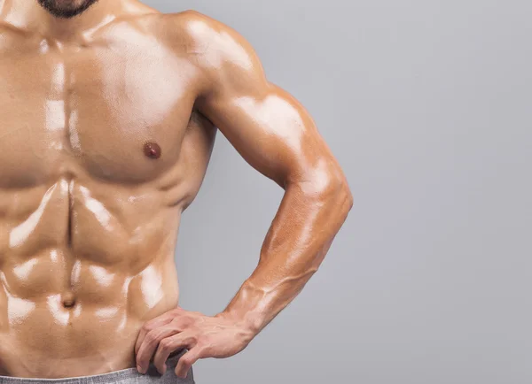 Torso del culturista sobre fondo gris — Foto de Stock