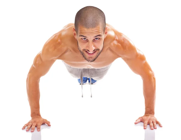 Fit man doing push ups — Stock Photo, Image