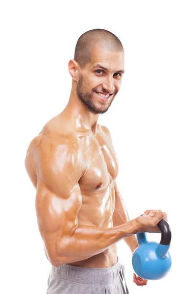 Fitnessmann hebt eine Kettlebell — Stockfoto