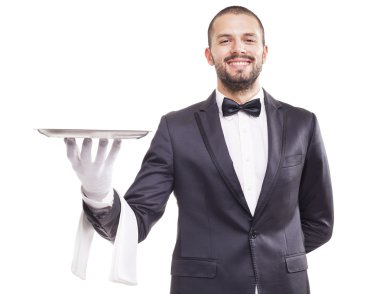 Boş bir gümüş tepsi tutarak garson gülümseyerek