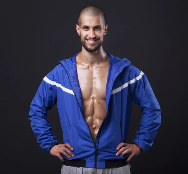 Homem atlético sorridente mostrando seis pack abs — Fotografia de Stock