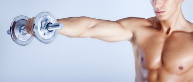 fitness adam ağırlık kaldırma