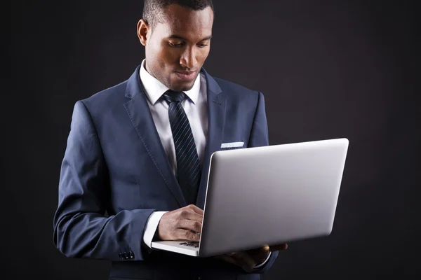 Jovem homem de negócios com laptop — Fotografia de Stock