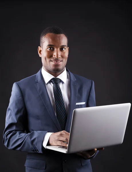 Jovem homem de negócios com laptop — Fotografia de Stock