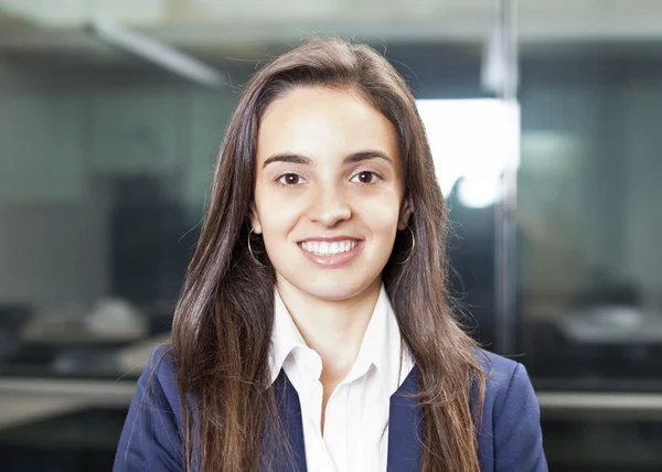 Sorrindo mulher de negócios no escritório — Fotografia de Stock