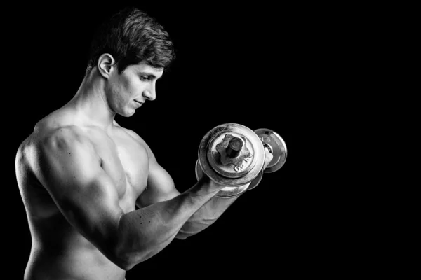 Fitness-Mann stemmt Gewichte auf schwarzem Hintergrund — Stockfoto