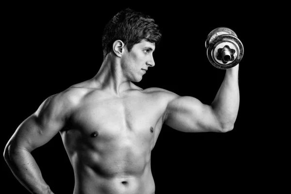 Fitness uomo sollevamento pesi su sfondo nero — Foto Stock