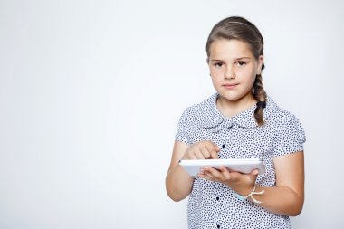 tablet bilgisayar gri arka plan ile mutlu bir çocuk