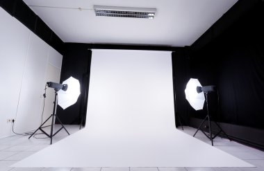 ekipman aydınlatma ile modern fotoğraf stüdyosu