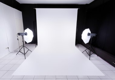 ekipman aydınlatma ile modern fotoğraf stüdyosu