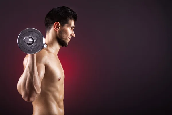 Homem de fitness levantando pesos com barra de frisar — Fotografia de Stock