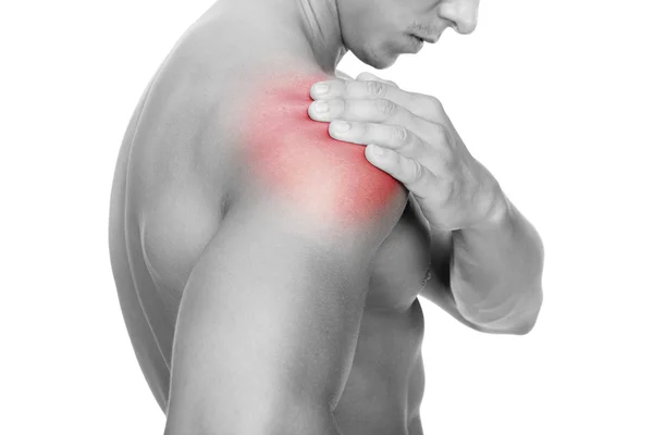 Мускулистый человек с болью в плече, изолированный на белом фоне — стоковое фото
