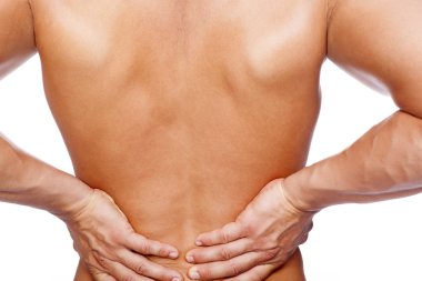 genç adam sırt ağrısı holding