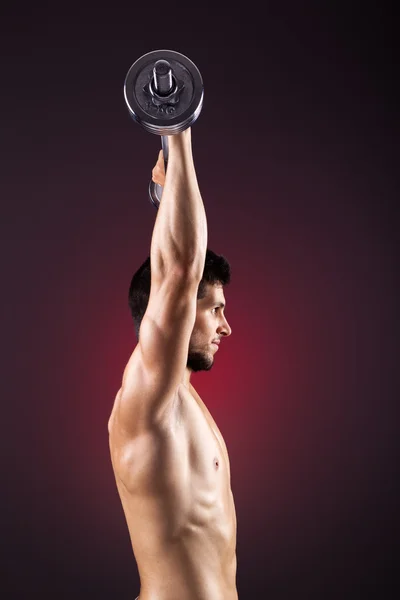 Fitness-Mann stemmt Gewichte mit Curlstange — Stockfoto