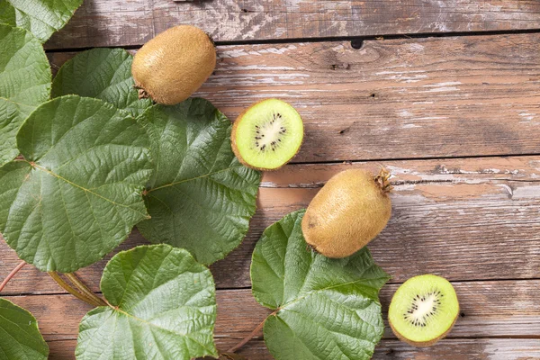 Kiwi på trä bakgrund — Stockfoto