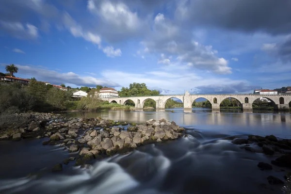 Brug van Ponte da Barca, Portugal, lange blootstelling — Stockfoto