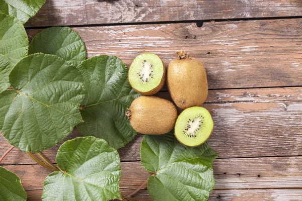 Kiwi på trä bakgrund — Stockfoto