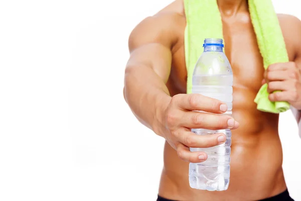 Uomo in possesso di bottiglia d'acqua — Foto Stock