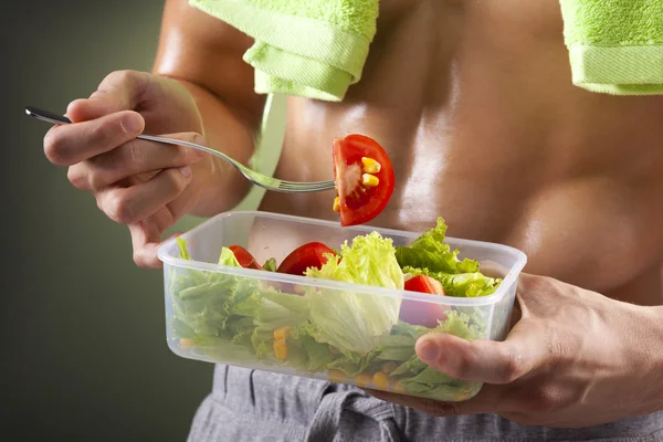 Homem segurando tigela de salada fresca — Fotografia de Stock