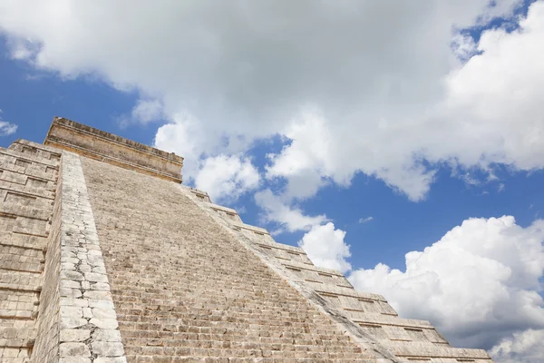 Ancient Maya pyramid — Stock Photo, Image