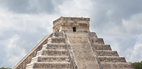 Ancient Maya pyramid — Stock Photo, Image