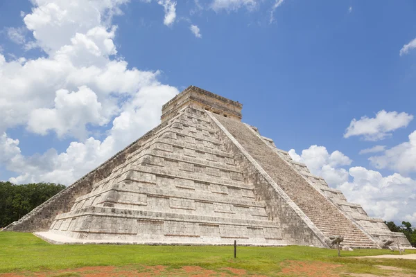 Ancient Maya pyramid — Stock Photo, Image