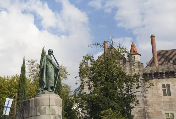 Afonso henriques statue und palast der herzöge braganca, guima — Stockfoto