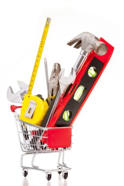 Alışveriş sepeti inşaat araçları dolu, beyaz arkasında izole