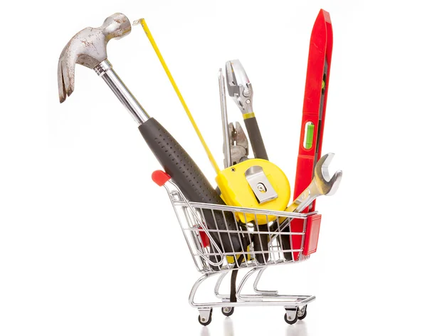 Carro de compras lleno de herramientas de construcción, aislado en la espalda blanca — Foto de Stock