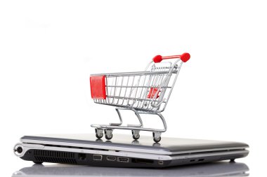Dizüstü bilgisayar üzerinde alışveriş sepeti