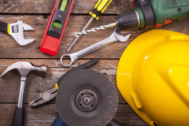 Ahşap arkaplanda araçlar