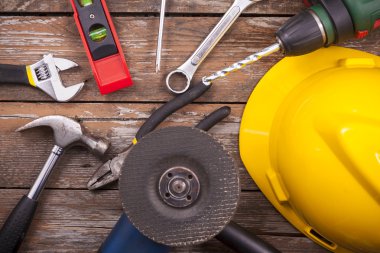 Ahşap arkaplanda araçlar