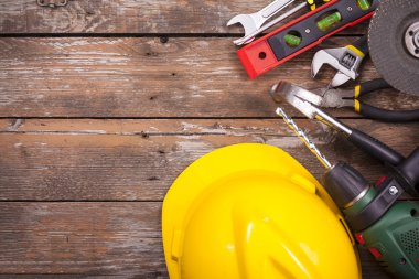 Ahşap arkaplanda araçlar