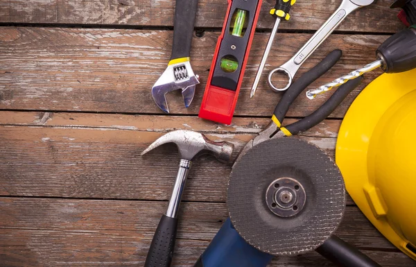 Werkzeuge auf Holzgrund — Stockfoto
