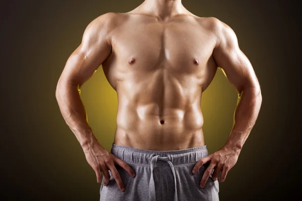 Hombre con hermoso torso posando —  Fotos de Stock