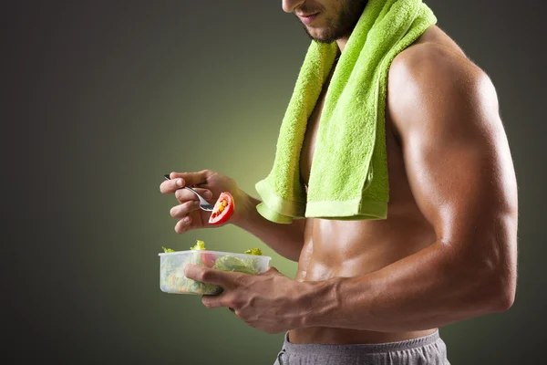 Fitness uomo mangiare insalata — Foto Stock