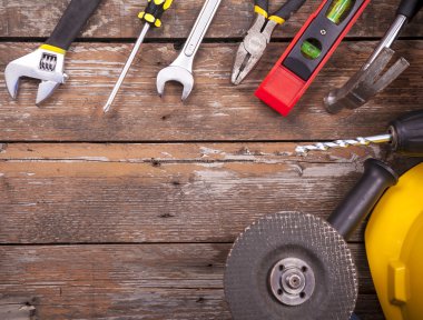 Ahşap arka plan üzerinde araçlar kümesi