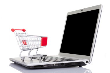 Beyaz backgrou izole bir dizüstü bilgisayar üzerinde alışveriş sepeti