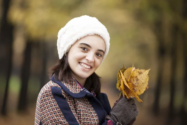 Sonbahar yaprakları tutan güzel genç kadın — Stok fotoğraf