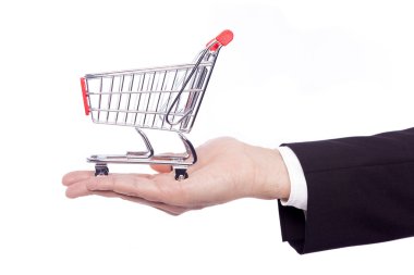 Beyaz arka plan üzerinde izole bir alışveriş sepeti tutan adam el