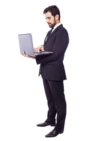 Уверенный бизнесмен с ноутбуком, изолированный на белом бэкгру — стоковое фото