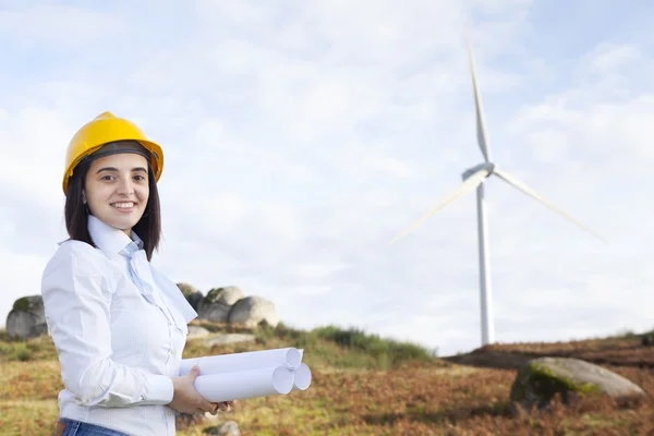 Ingenieurin hält Baupläne für Windkraftanlage in der Hand — Stockfoto