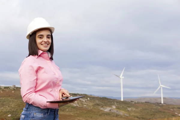 Ingénieur utilisant une tablette sur le site des éoliennes — Photo