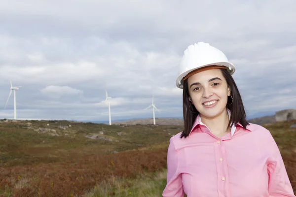 Портрет впевненої жінки-інженера, що стоїть на вітрових турбінах — стокове фото