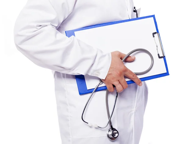 Arzt hält ein Klemmbrett und ein Stethoskop in der Hand, isoliert auf einem — Stockfoto